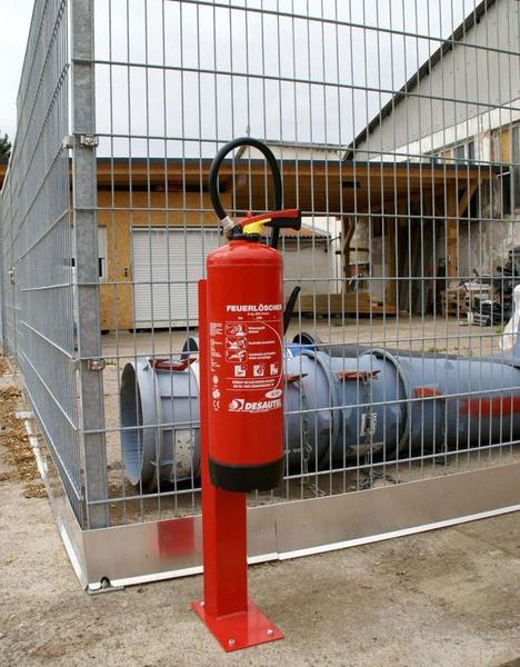 Freistehender Löscherhalter mit Bodenfixierung